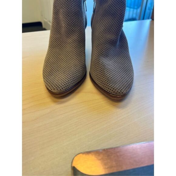 Vince Camuto Nethera Gray Perforated Suede Side Side Zipper Booties sz 7.5 EUC - Picture 3 of 6
